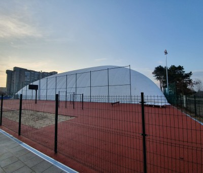 Pilaitės gimnazijos sporto kompleksas su pilnų matmenų futbolo stadionu ir vaakuminiu kupolu apie 8000m2, Įsruties g., Pilaitė