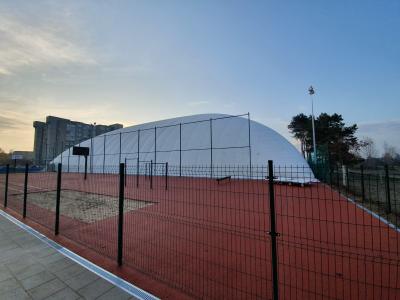 Pilaitės gimnazijos sporto kompleksas su pilnų matmenų futbolo stadionu ir vaakuminiu kupolu apie 8000m2, Įsruties g., Pilaitė